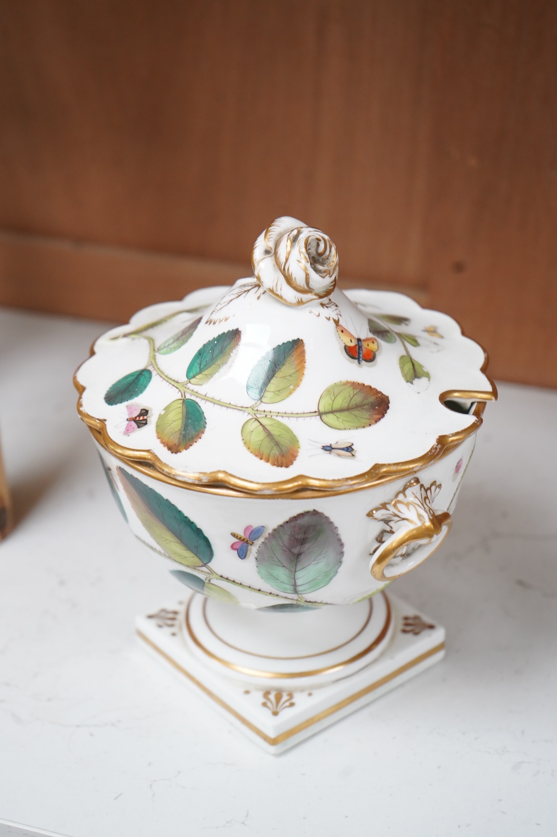 A Chamberlains Worcester Blind Earl pattern sauce tureen and cover, early 19th century, 18cm high